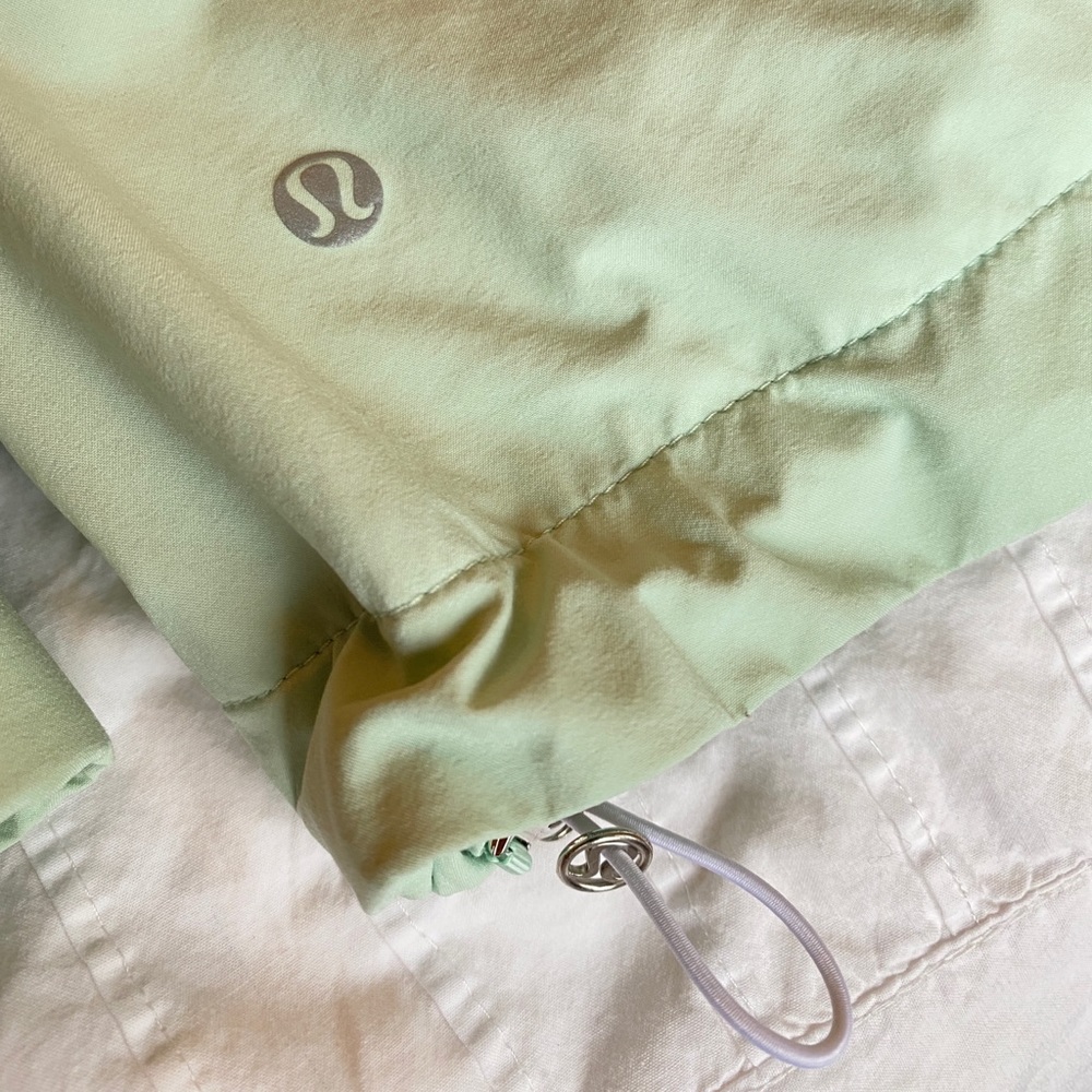 Lululemon women’s wind breaker